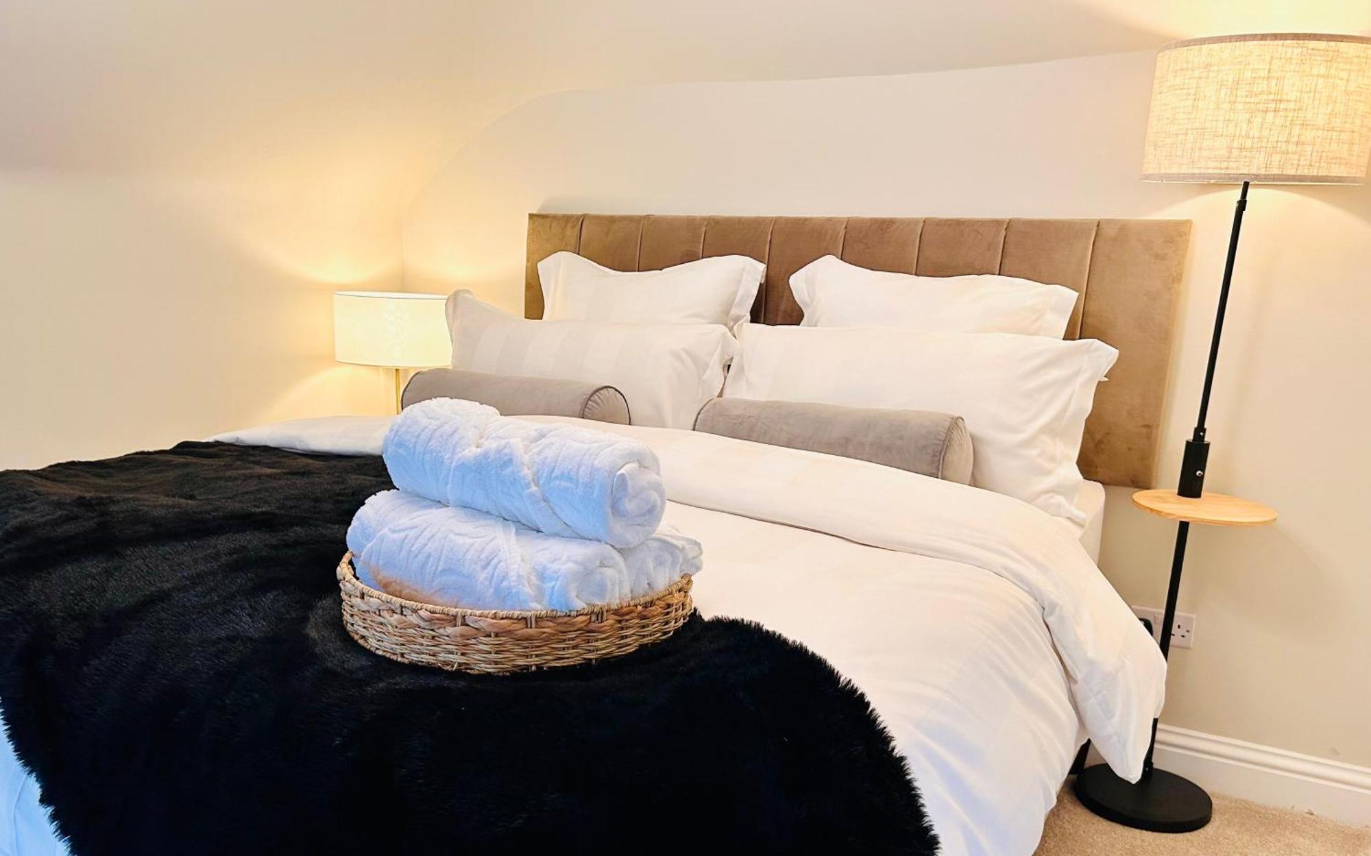Longbank Luxury Lets Villa Еър Екстериор снимка