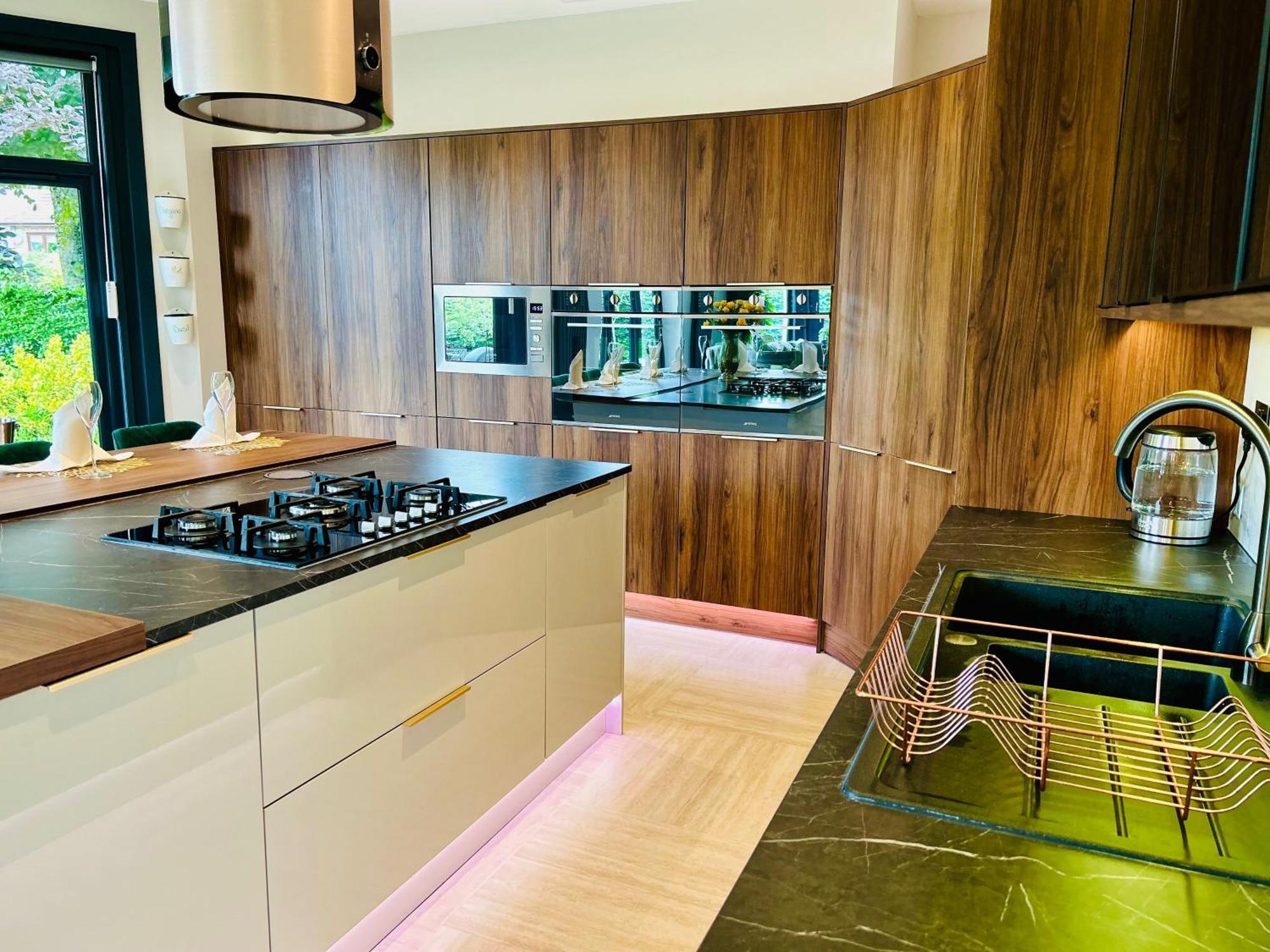 Longbank Luxury Lets Villa Еър Екстериор снимка